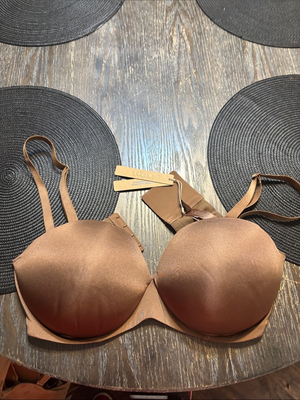 SKIMS ultimate push up strapless jasper 38D Bra NWT creases in pads